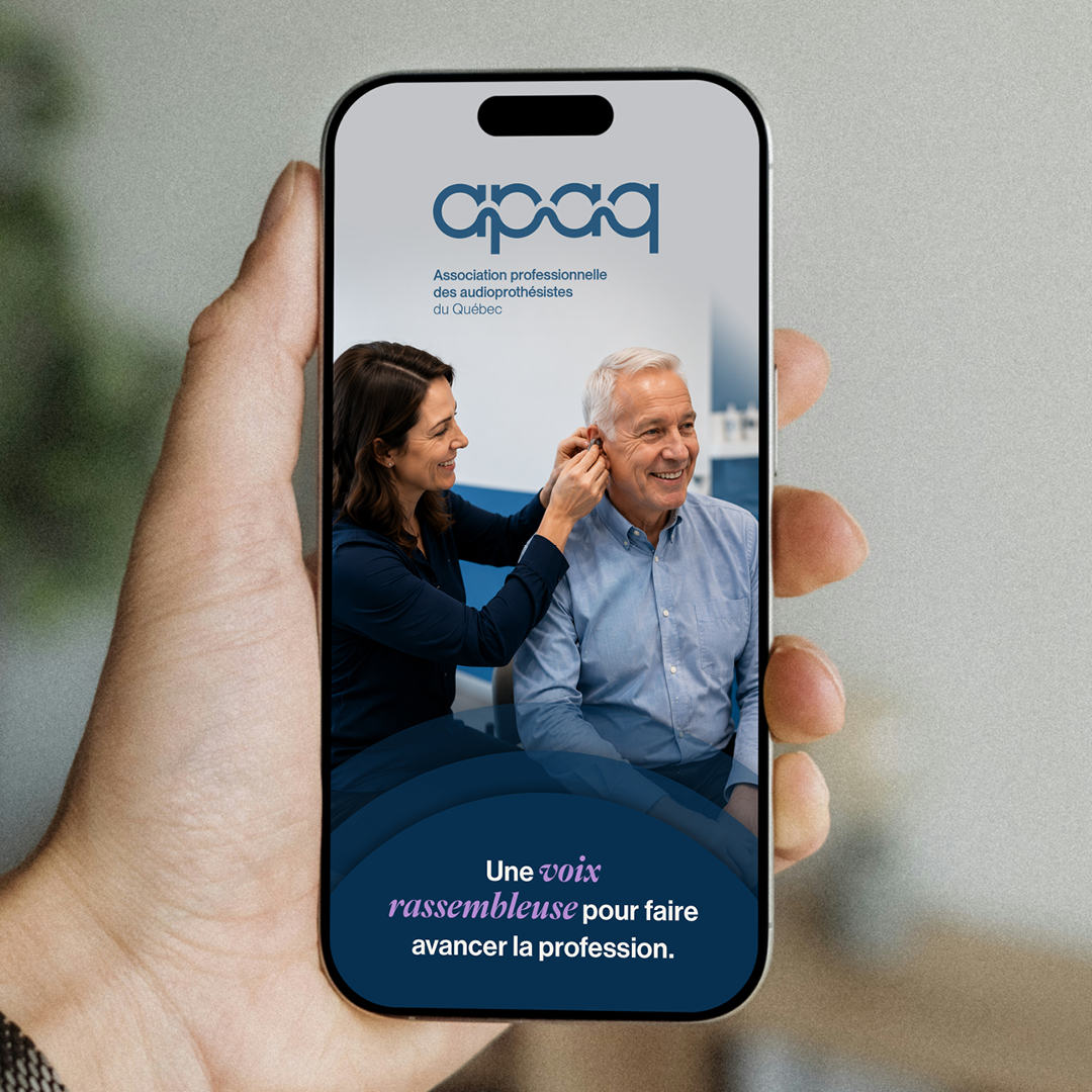 Une femme aide un homme âgé à mettre son appareil auditif, tandis que tous deux sourient. À l'écran apparaissent le logo et le nom de l'association des audiologistes du Québec.