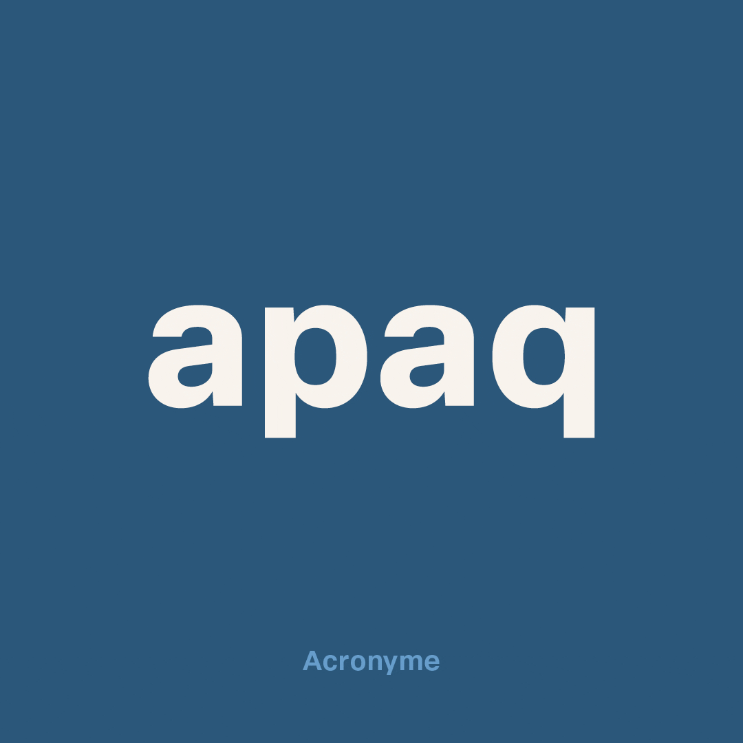 Les lettres minuscules blanches « apaq » centrées sur un fond bleu, avec le mot « Acronyme » en caractères plus petits en bas.